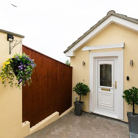Sea Breeze Apartment Пул Екстериор снимка